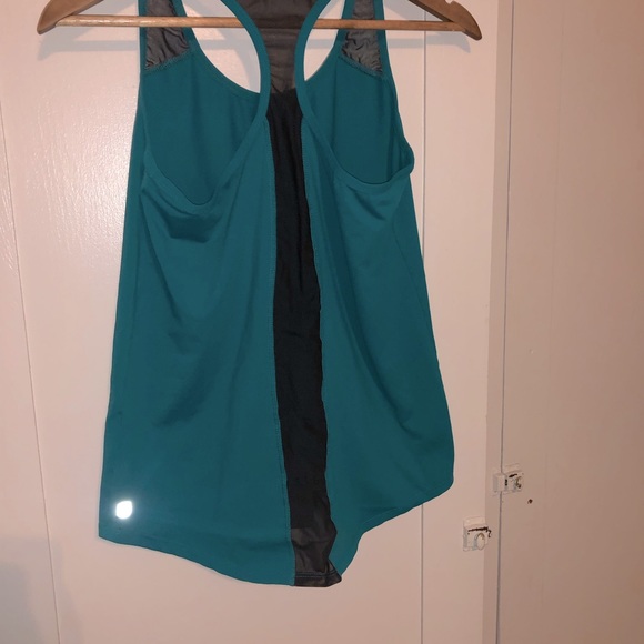 Athletic workout top - Picture 1 of 3